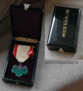 Знак ордена Восходящего солнца VII степени с фрачной розеткой (орденская планка в виде запонки) в лакированной коробке